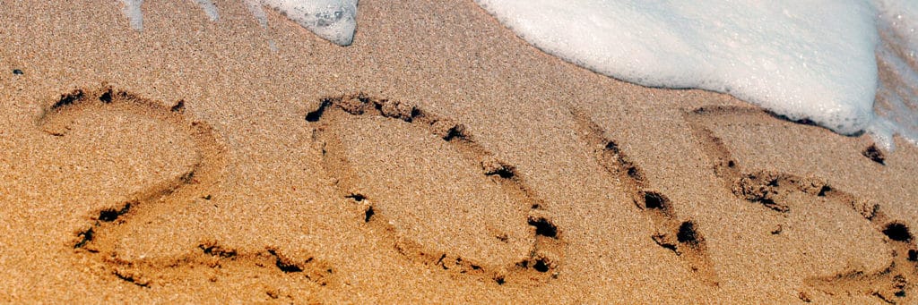 Foto com o nÃºmero 2015 escrito na areia da orla do mar. Imagem do blog da Pousada dos Sonhos, JurerÃª, FlorianÃ³polis.