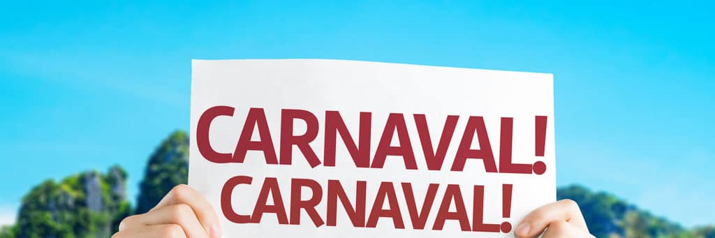 Imagem de mÃ£os segurando uma folha com os dizeres carnaval! com uma praia ao fundo