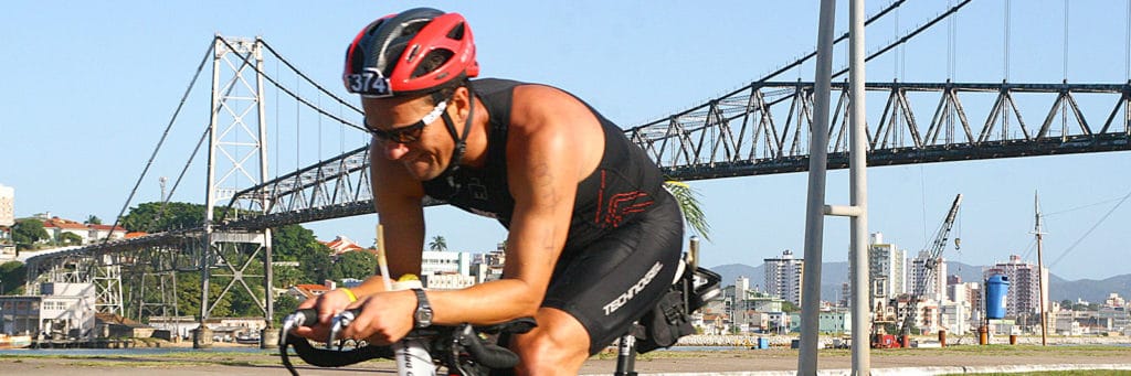 Maratonista em bicicleta no triatlon Ironman de FlorianÃ³polis no ano de 2015. Imagem do blog da Pousada dos Sonhos em JurerÃª, FlorianÃ³polis.