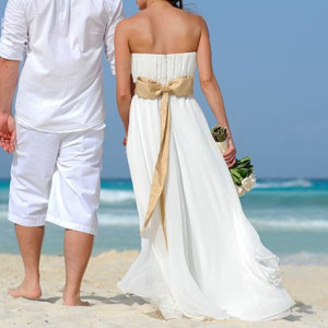 Casal de noivos casamento na praia