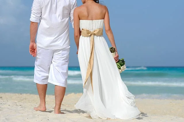 Casal de noivos casamento na praia