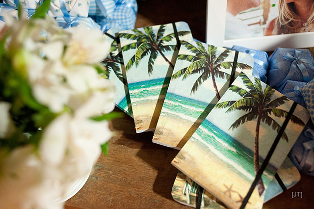 imagem de pequenas cadernetas usadas como lembrancinha de casamento na praia