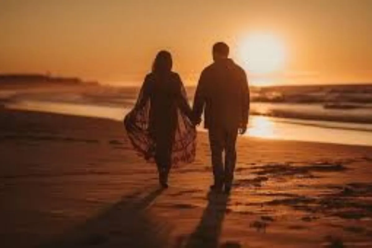 casal no casamento no pôr do sol na praia