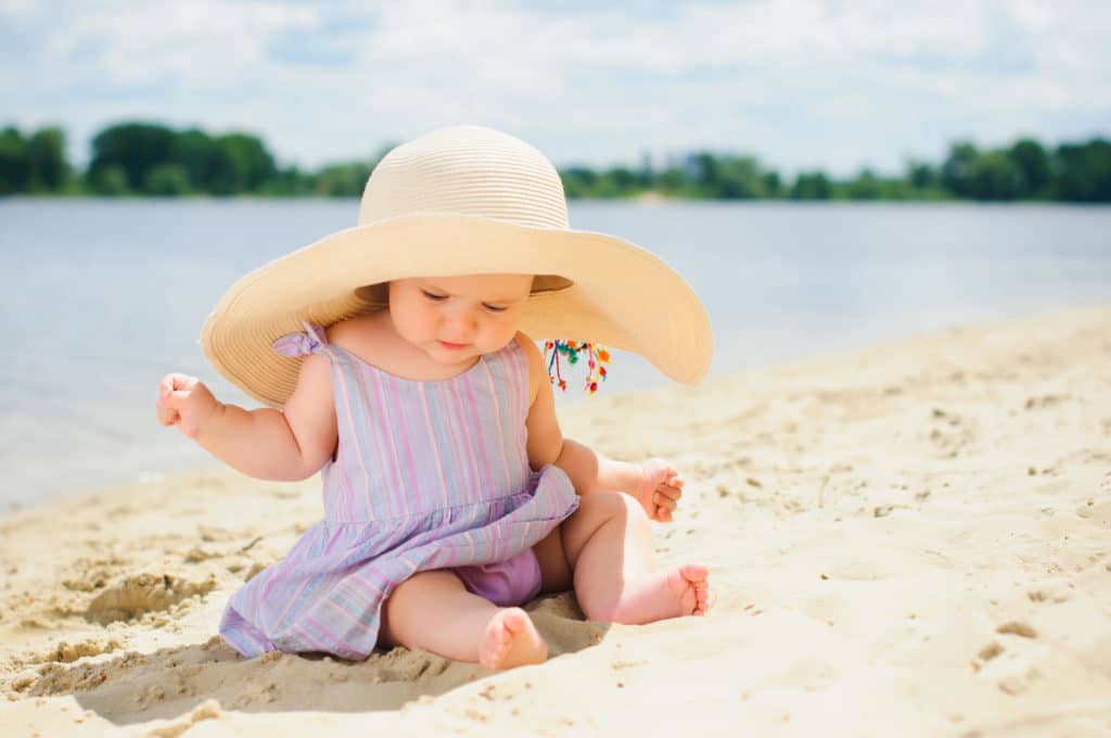 Praia com bebê: saiba como curtir a viagem sem estresse!