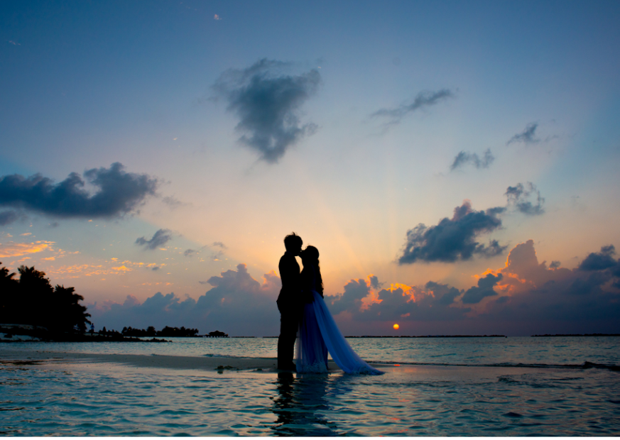 imagem de casal fazendo votos de casamento na praia