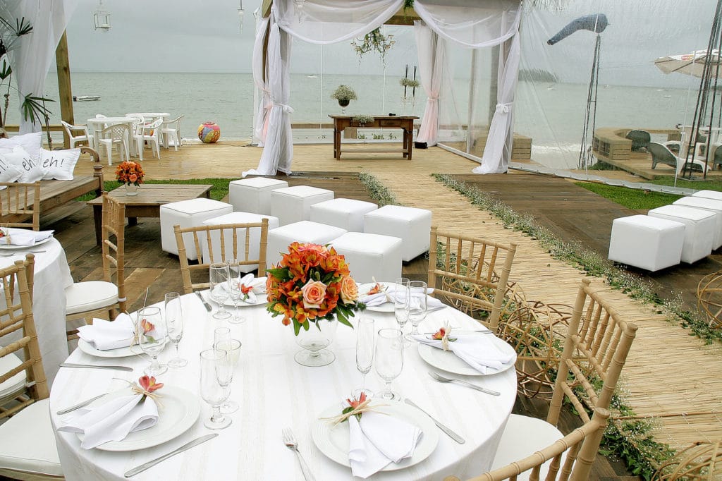 imagem-cerimonia-casamento-praia-chuva