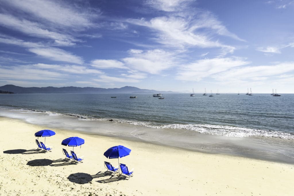 imagem da praia de Jurerê em Florianópolis