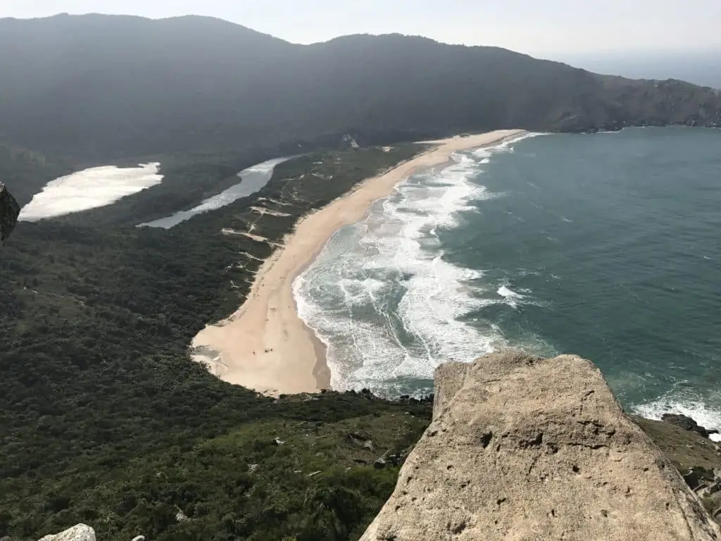 4 trilhas em SC para caminhada que você pode fazer com vista para o mar