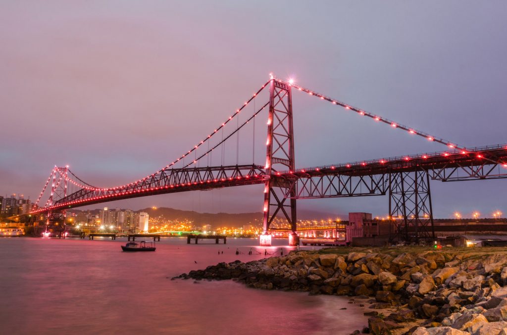 ponte hercílio luz na cidade de florianópolis