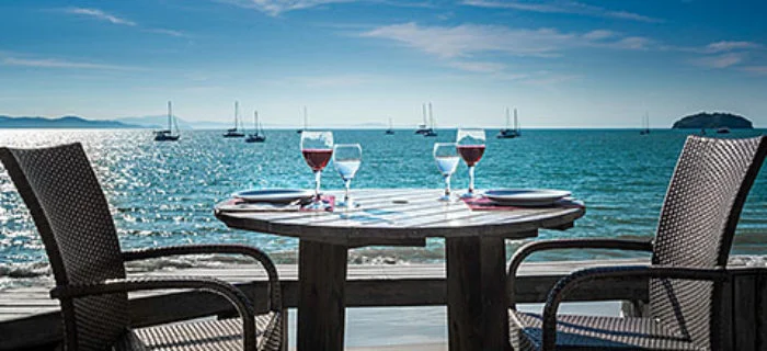 Mesa de restaurante frente mar na pousada dos sonhos