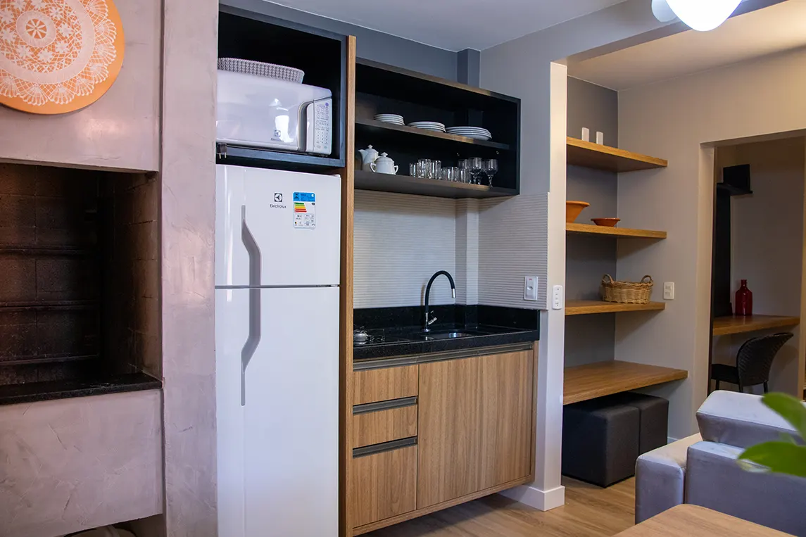 Cozinha e sala de estar integradas com muito conforto e estilo na Pousada dos Sonhos em Jurerê, Florianópolis, Santa Catarina