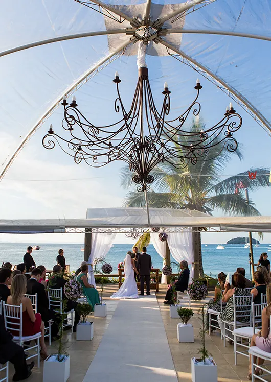 Cerimônia de casamento frente ao mar de Jurerê em Florianópolis, Santa Catarina. Casamentos com vista do oceano em deck elevado e estrutura completa da Pousada dos Sonhos!
