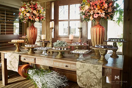 Mesa decorativa e com aperitivos em casamento em Florianópolis. 