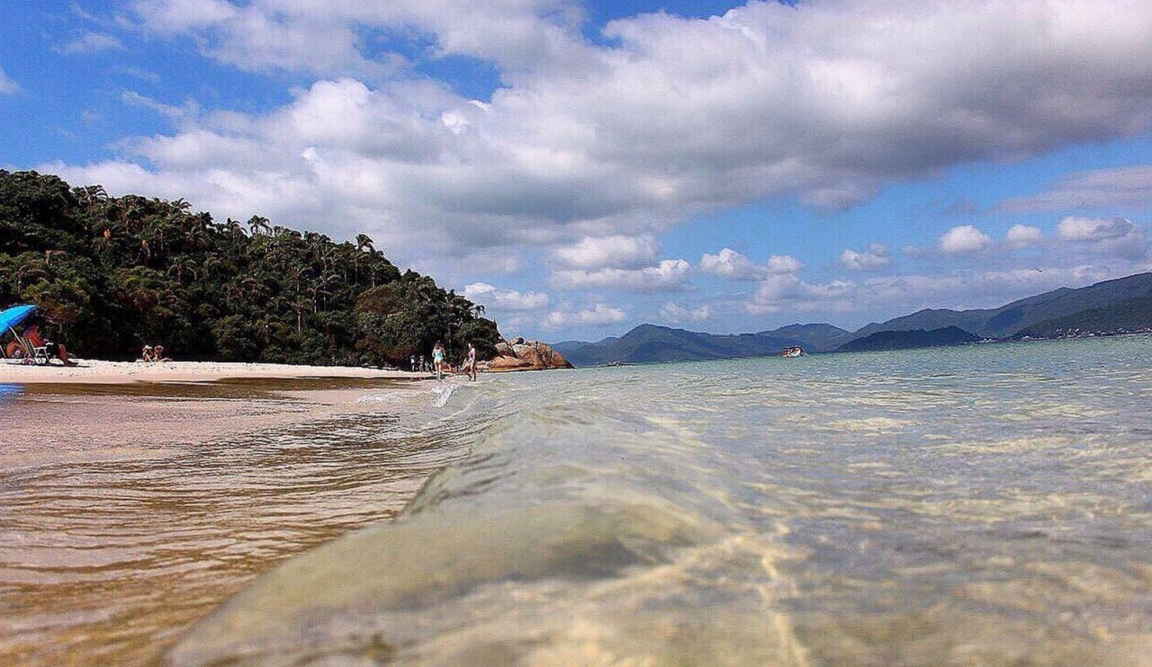 Beira do mar límpido na Ilha do Campeche em Florianópolis, Santa Catarina