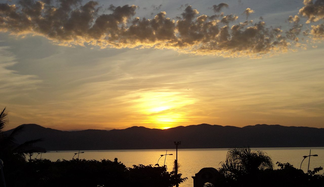 Pôr do sol com vista para o continente e o mar de Jurerê em Florianópolis, Santa Catarina