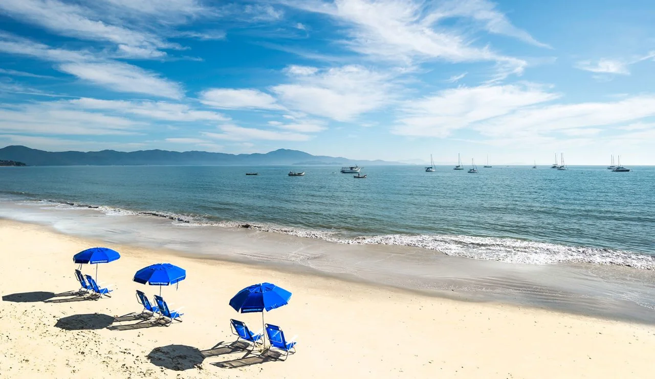 Beira do mar de Jurerê em Florianópolis, Santa Catarina