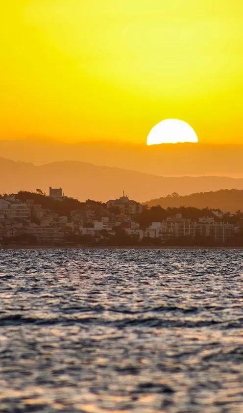 Praia Ponta das Canas em Florianópolis, Santa Catarina.