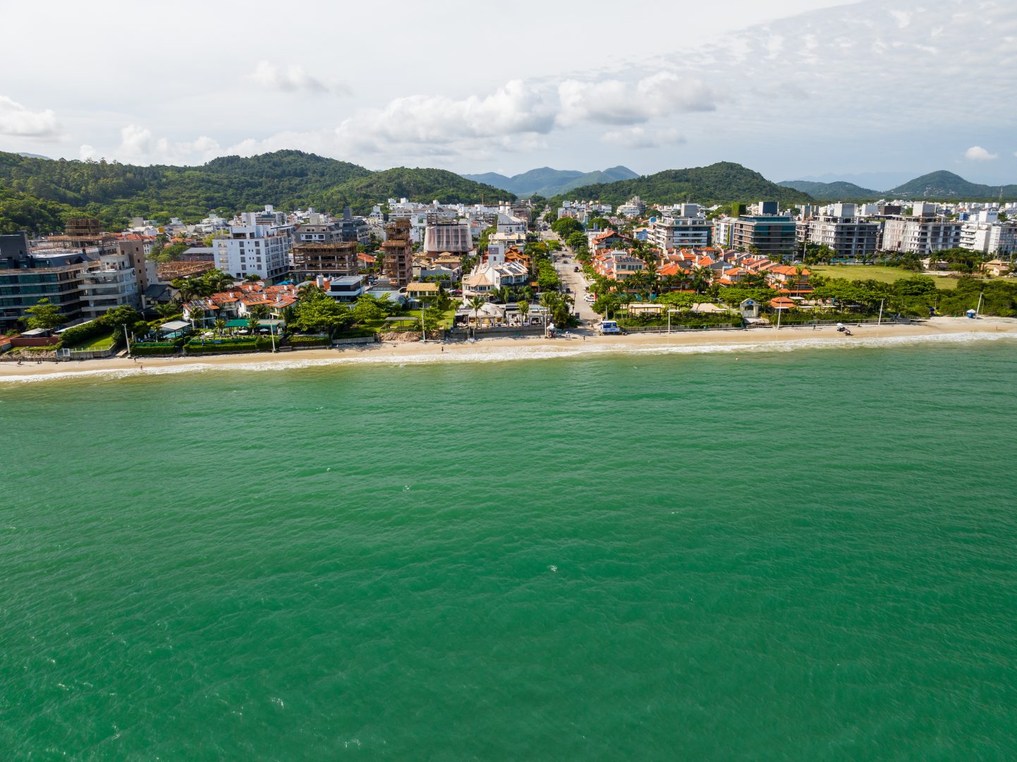 orla da praia de Jurerê em janeiro de 2024.