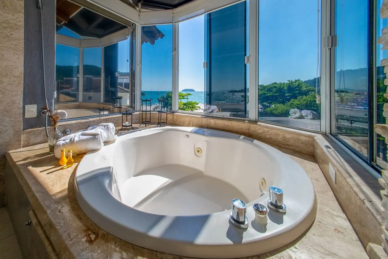Imagem da banheira de hidromassagem com vista para o mar da Cabana master da Pousada dos Sonhos