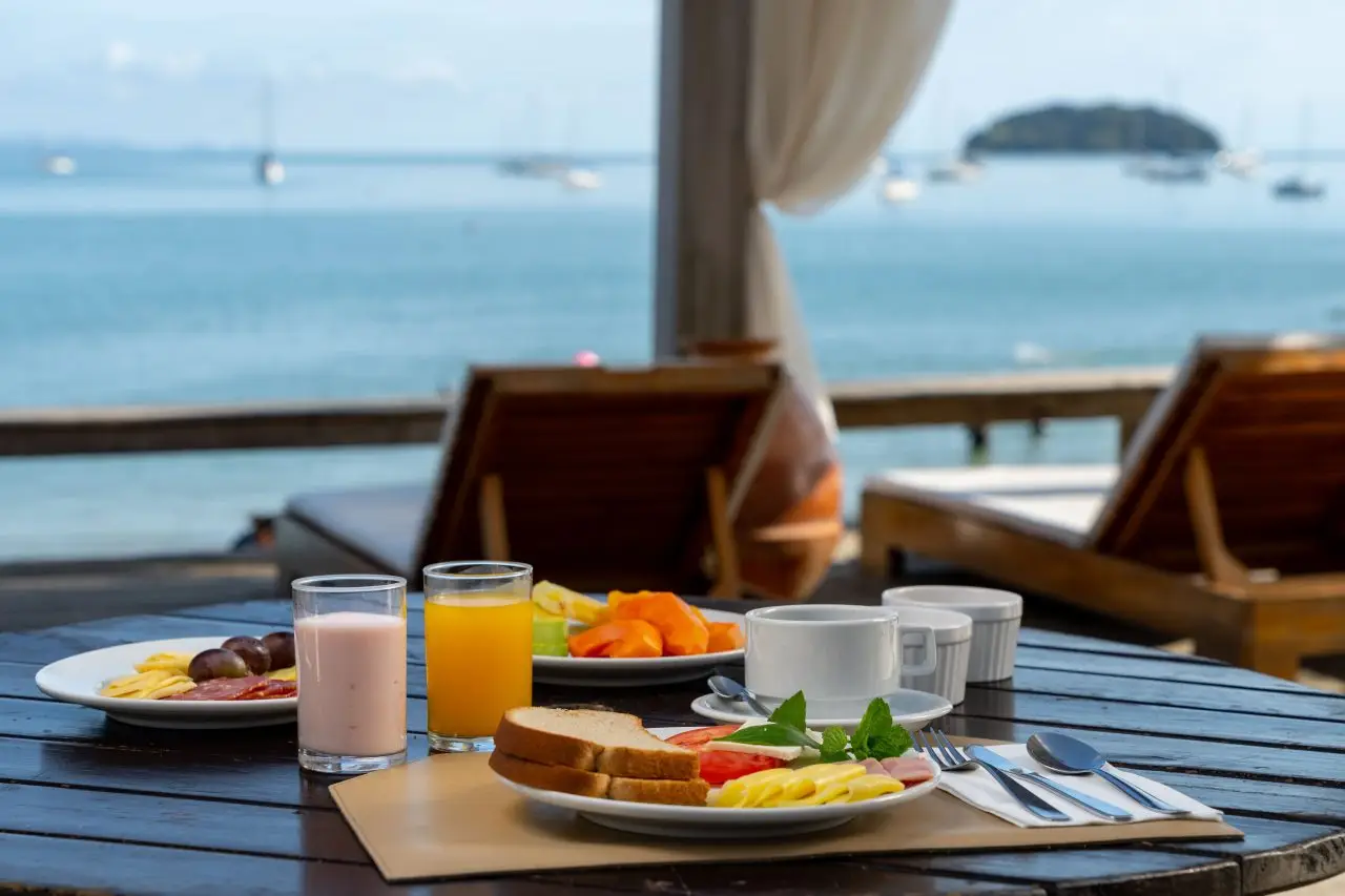 Imagem do café da manhã da Pousada dos Sonhos com vista para o mar de Jurerê
