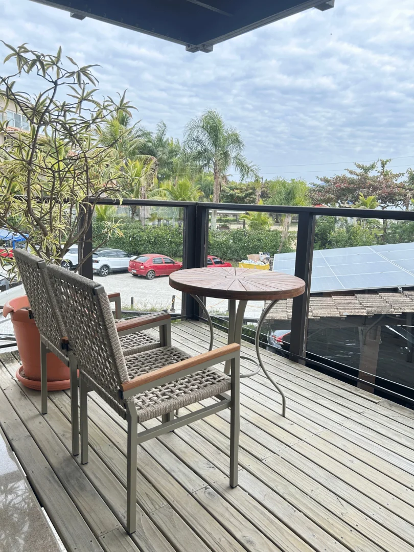 área da sacada do Apartamento Luxo com mesa e cadeiras