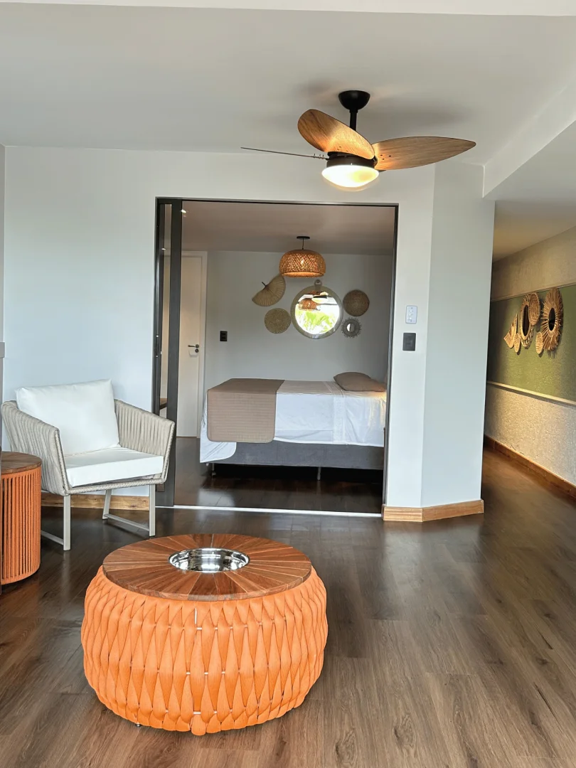 visão da sala e do quarto do Apartamento Luxo