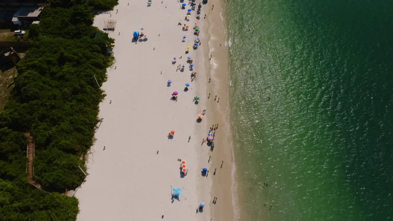 vista aérea da praia de Jurerê com mar em tom verde esmeralda