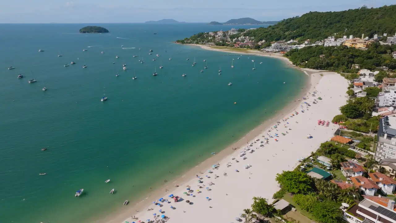 imagem aérea do lado direito da praia de Jurerê com Ilha do Francês, veleiros e barcos.