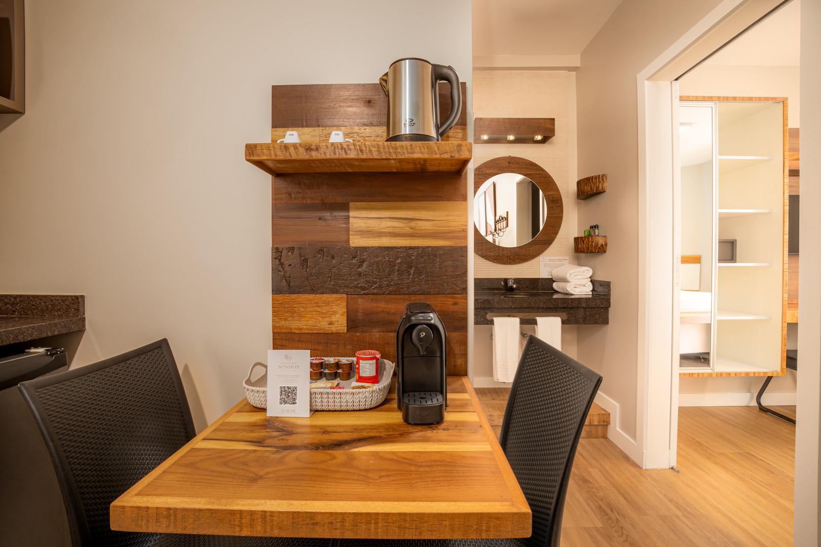 Imagem da área da sala/cozinha do apartamento 1 quarto vista lateral da Pousada dos Sonhos