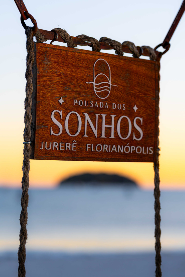 imagem da placa da Pousada dos Sonhos de frente para o mar de Jurerê