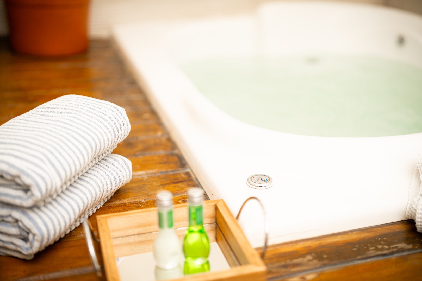 Imagem da banheira de hidro massagem Imagem do quarto de casal do Apartamento 1 Quarto Térreo com Hidro da Pousada dos Sonhos