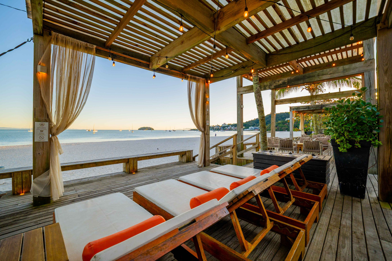 Imagem de espreguiçadeiras do deck frente mar da Pousada dos Sonhos