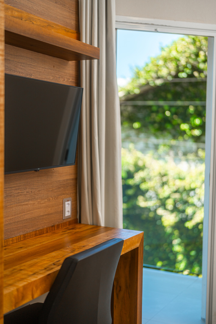 Imagem da mesa de escritório do apartamento 1 quarto vista lateral da Pousada dos Sonhos