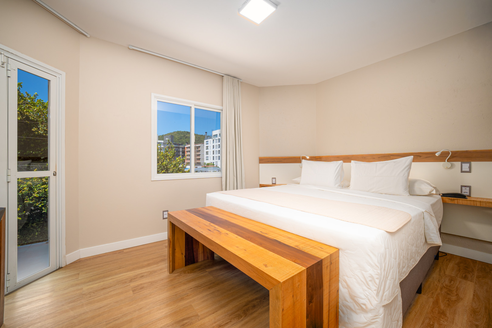 Imagem do quarto de casal do apartamento 1 quarto vista lateral da Pousada dos Sonhos