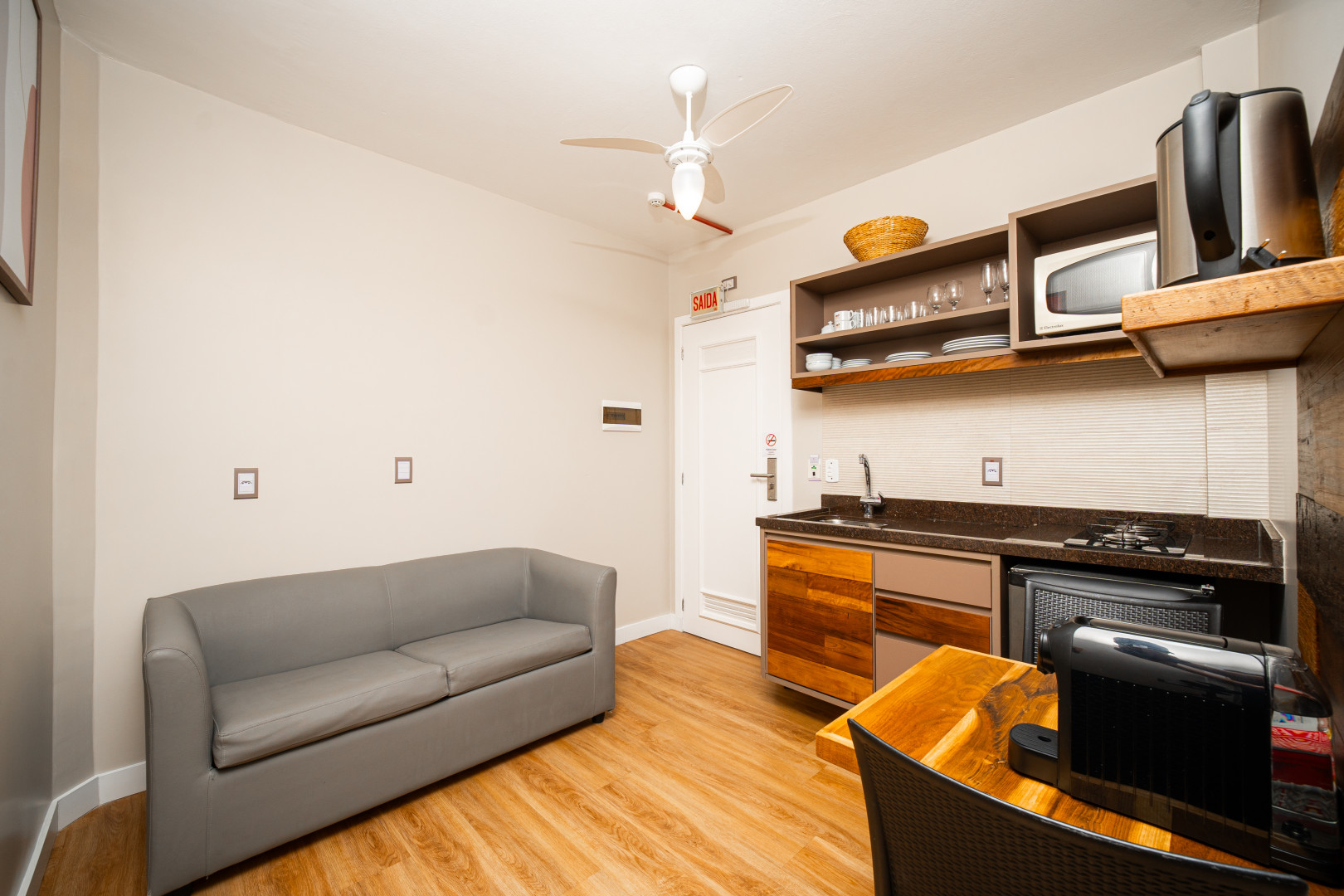 Imagem da sala e cozinha do apartamento 1 quarto vista lateral da Pousada dos Sonhos