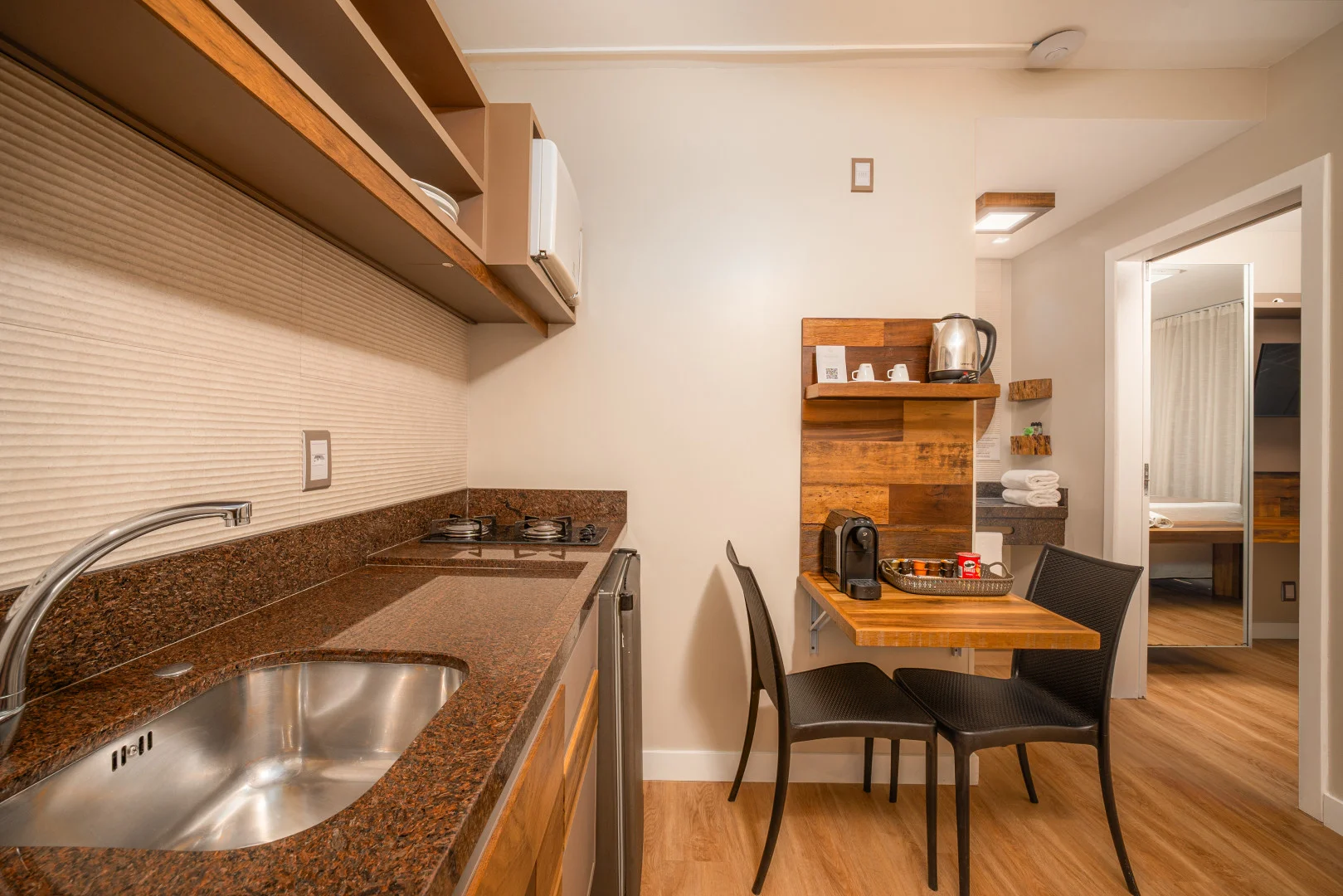 Imagem da sala e cozinha Imagem do quarto de casal do Apartamento 1 Quarto Térreo com Hidro da Pousada dos Sonhos