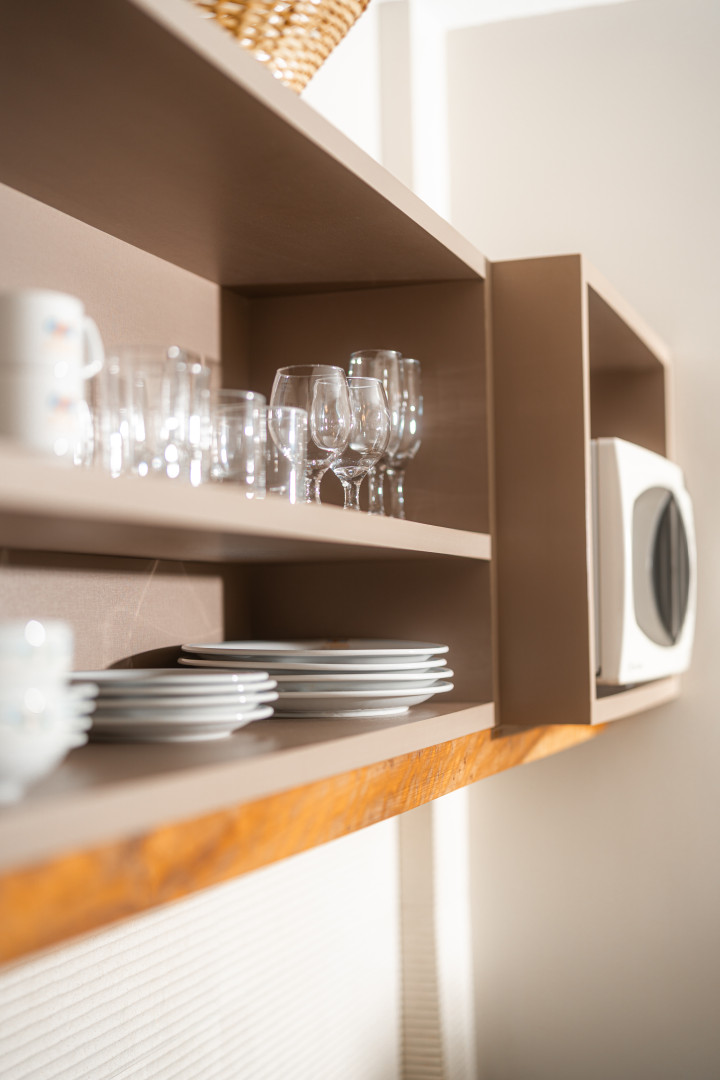 Imagem de utensílios e louças do apartamento 1 quarto vista lateral da Pousada dos Sonhos