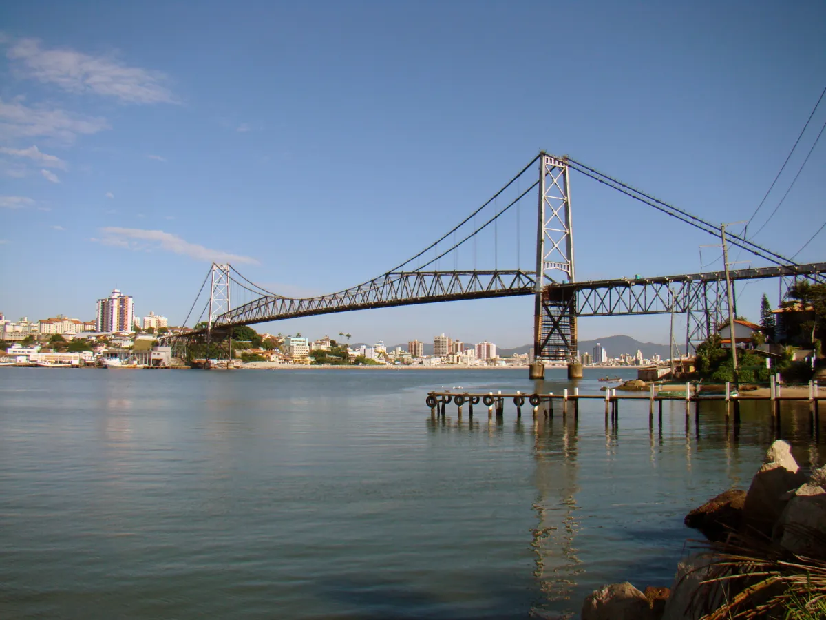Ponte Hercílio Luz sobre o mar em Florianópolis