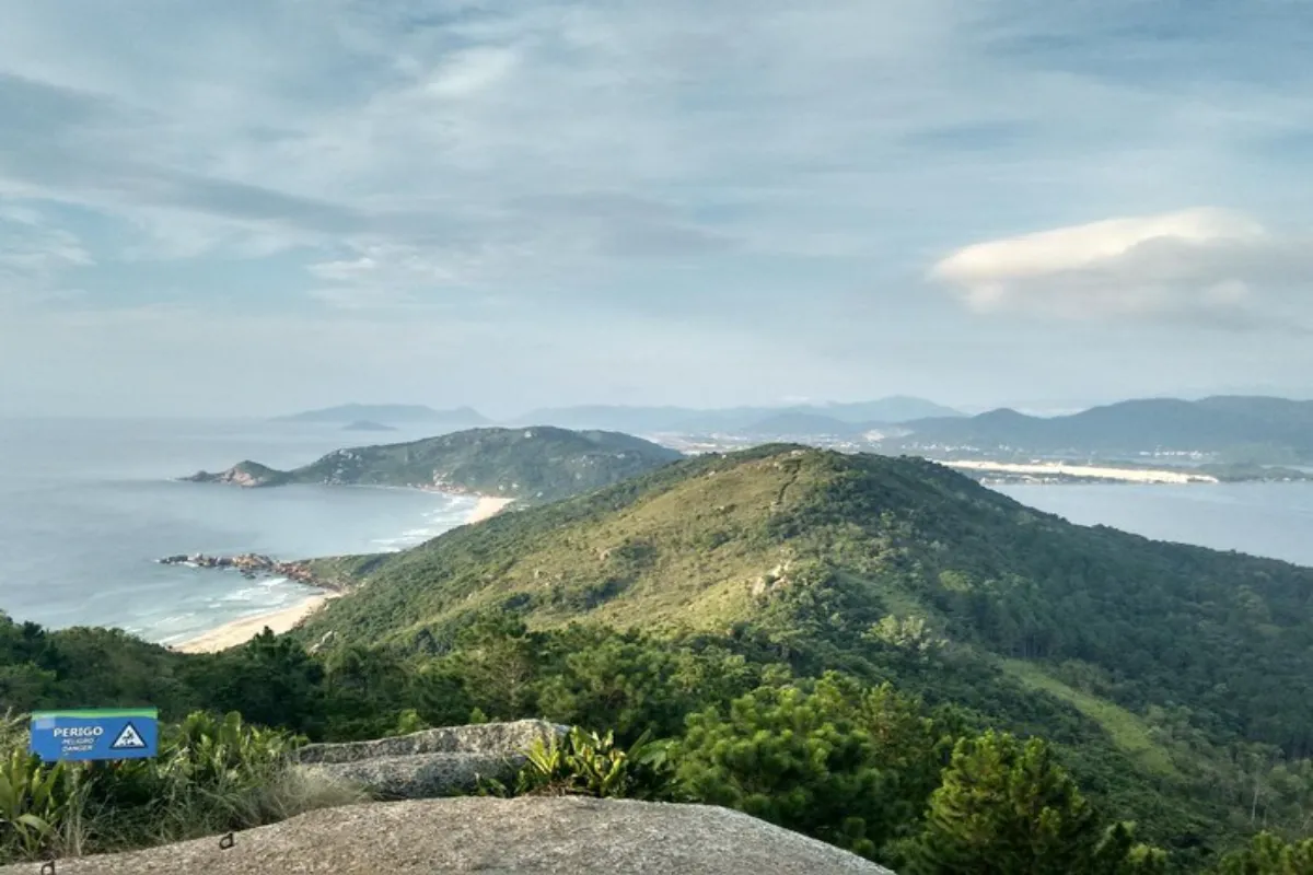 Trilha da Boa Vista com vista panorâmica para morros, praias e mar em Florianópolis